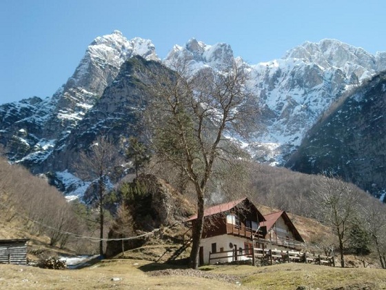 Il Rifugio Casera Ditta in Val Mesàth, nel Comune di Erto - Casso (PN).
