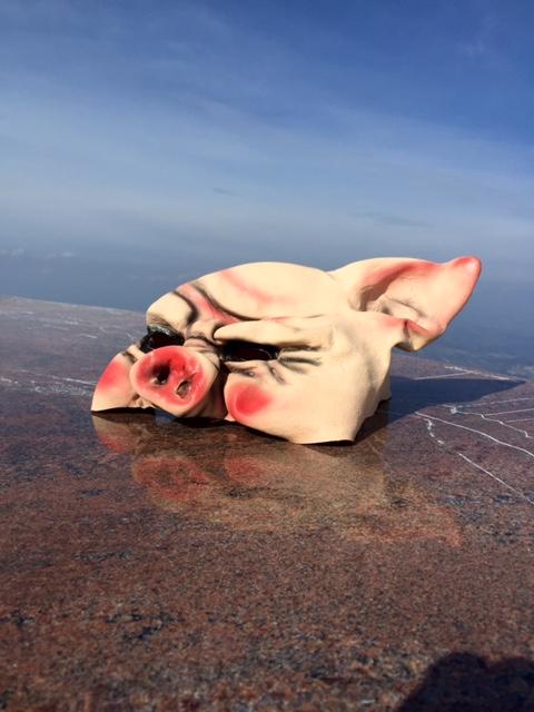 La maschera del porco fascista abbandonata sul Monte Učka.