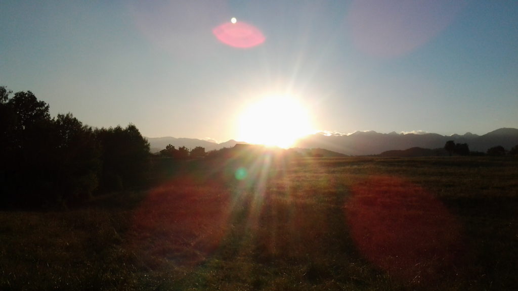 Il sole oscura la cima del Rocciamelone. Vista dalla collina morenica Rivoli-Avigliana.