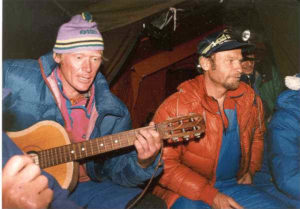 Anatolij Bukreev con Vladimir Balyberdin al Campo Base dell’Everest