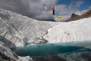 Un attivista di Greenpeace al ghiacciaio del Gorner.